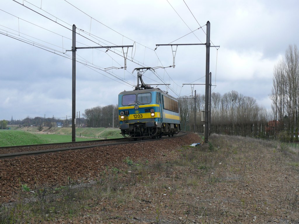 SNCB-Lok 1203 kommt solo vom Antwerpener Hafen zurck. Aufgenommen am 03/04/2010 an der grossen Schleife bei Ekeren.