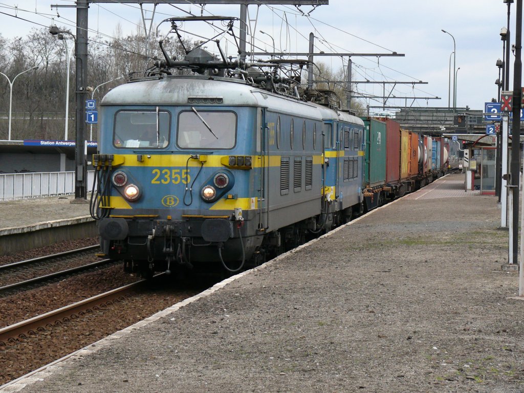 SNCB-Lok 2355 mit einer Schwesterlok der Serie 26 ziehen einen kurzen Gterzug durch Antwerpen-Noorderdokken. Aufgenommen am 20/03/2010.