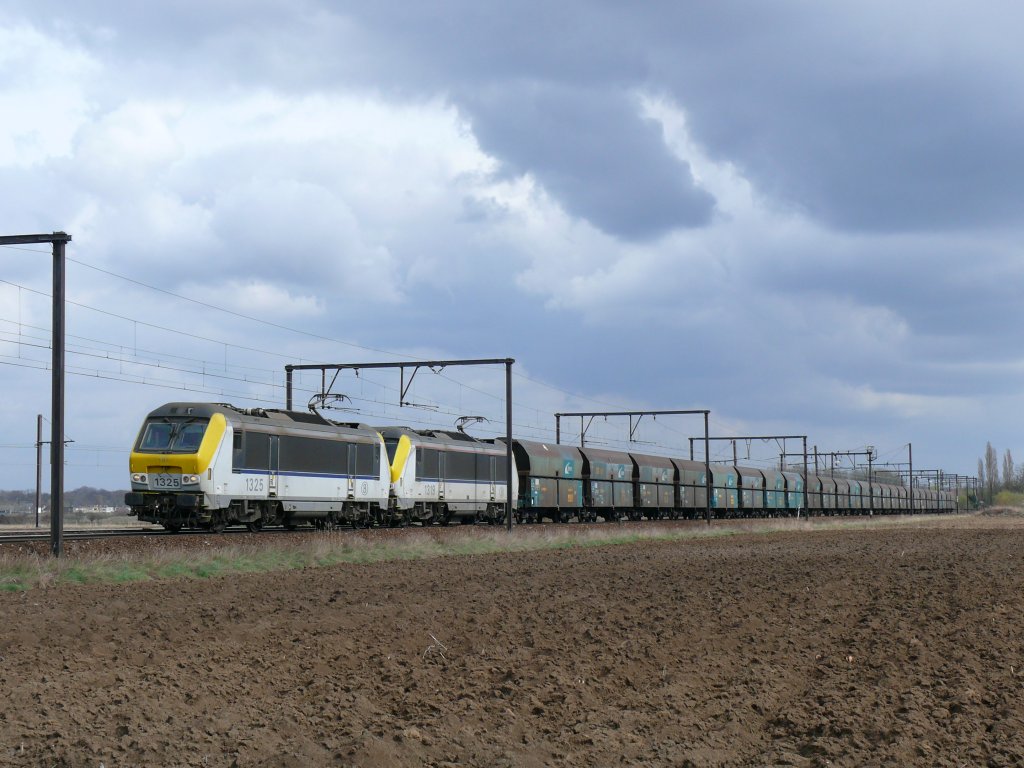 SNCB-Loks 1325 und 1319 kommen mit einem langen Kohlezug vom Antwerpener Hafen, hier aufgenommen am 27/03/2010 kurz vor Antwerpen-Noorderdokken.
