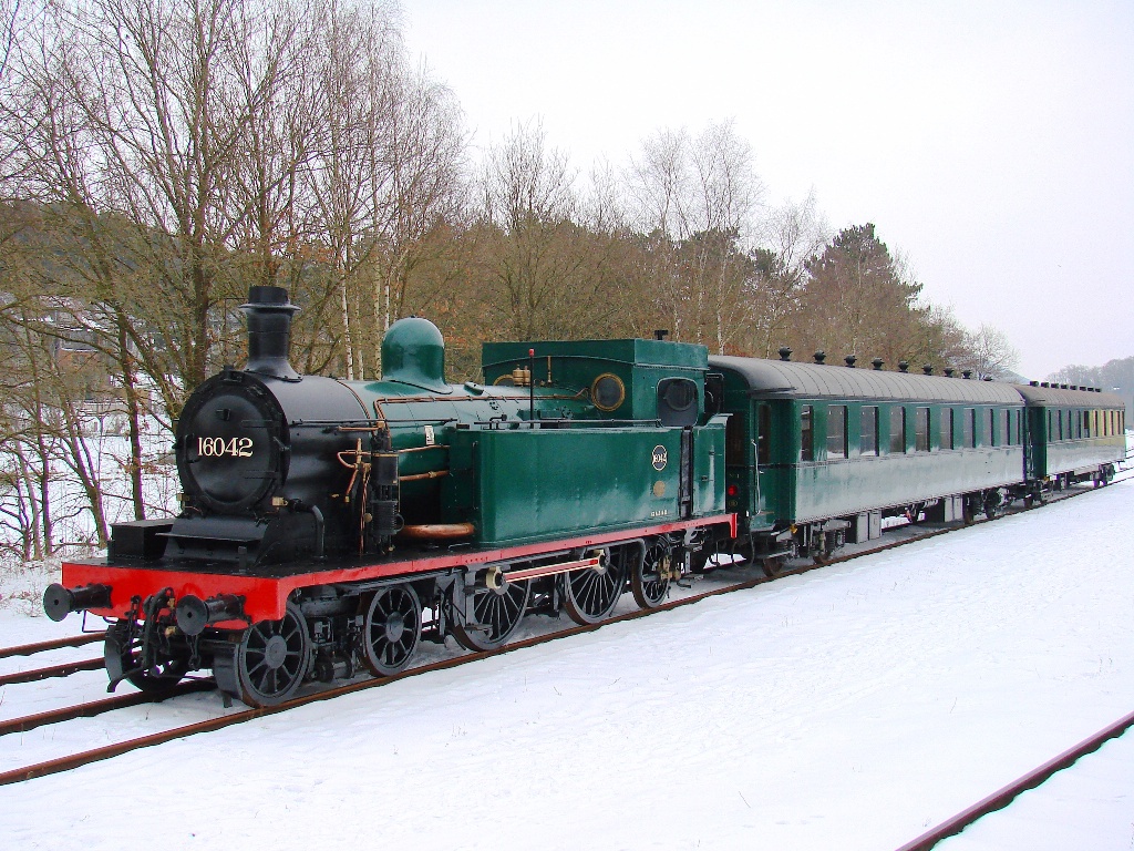 SNCB Museum Zug, mit Dampflok 16.042 und Kninglische Wagen n4 + n10. Bahnhof Treignes (CFV3V), 26-01-2013