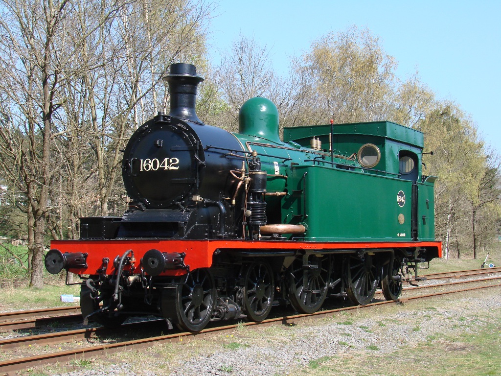 SNCB - NMBS --- Hier im Bf. Treignes (CFV3V), die Alte Dame ... 16.042 - 09-04-2011