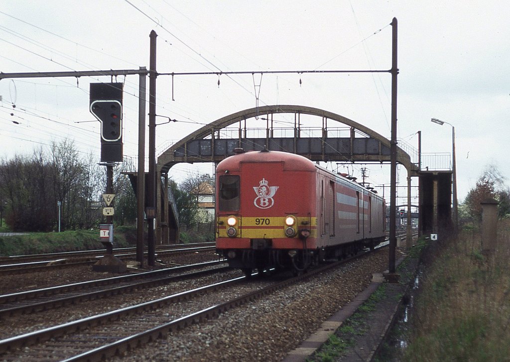 SNCB Post Triebwagen 970 hat am 28.03.1997 um 11.35 Uhr 
gerade die Fugngerbrcke bei Lint passiert und ist 
in Richtung Brssel unterwegs.