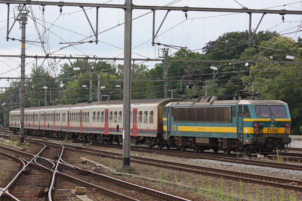 SNCB/NMBS 2136 schiebt am 9.7.12 ihren Zug aus dem Bahnhof von Brugge.