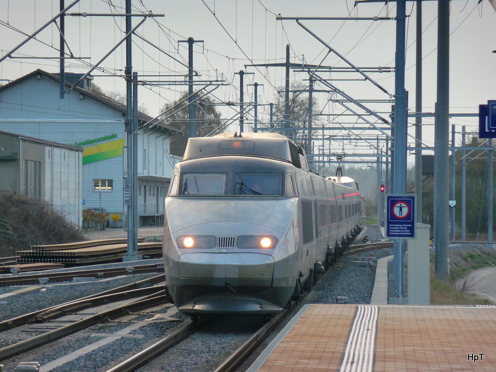 SNCF / SBB - TGV ... bei der durchfahrt um 07.55 im Bahnhof Ins am 30.03.2012