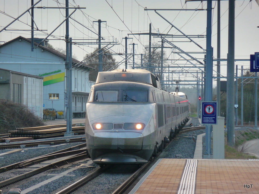 SNCF / SBB - TGV ... bei der durchfahrt um 07.55 im Bahnhof Ins am 30.03.2012