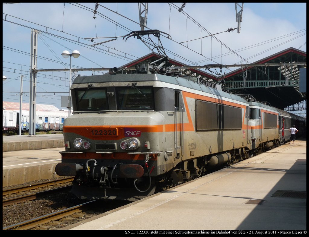 SNCF 122320 steht mit einer Schwestermaschiene im Bahnhof von Ste (21.08.2011)