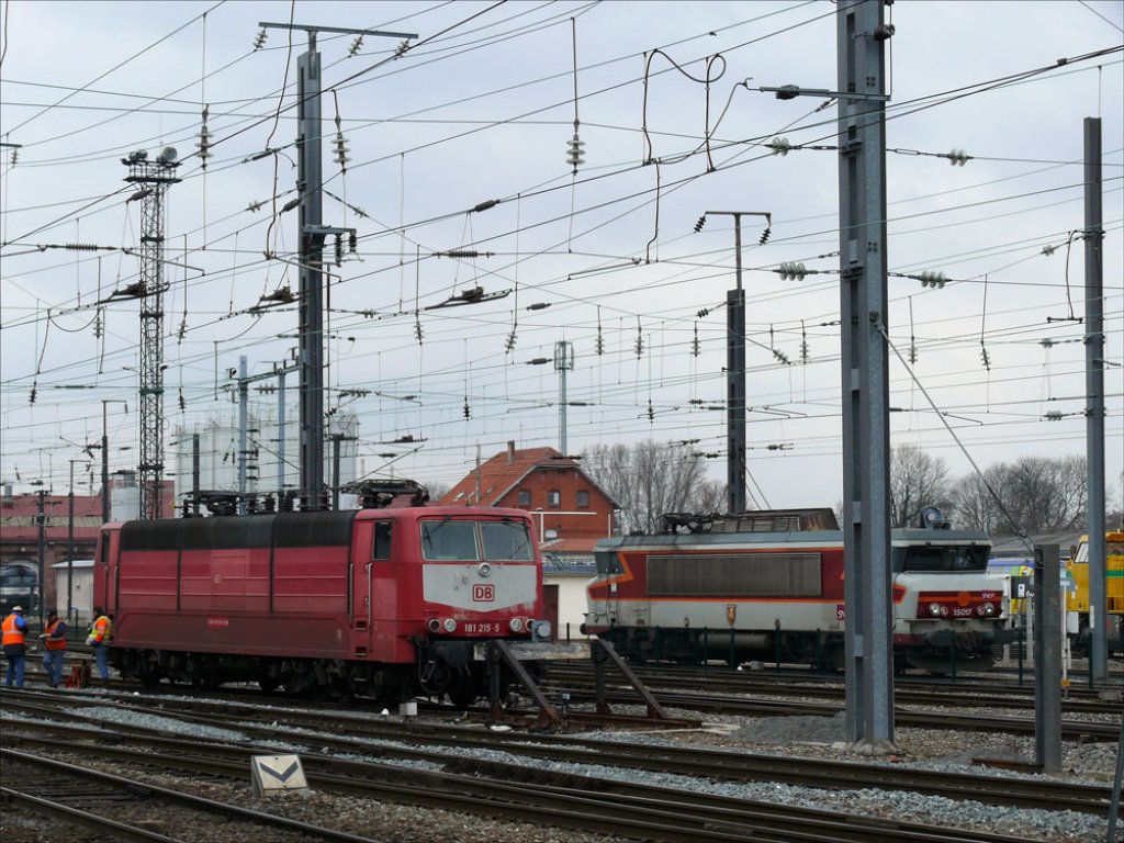 SNCF 15017 und die orientrote DB 181 215 warten in Strasbourg (Straburg) auf neue Aufgaben; 26.03.2009
