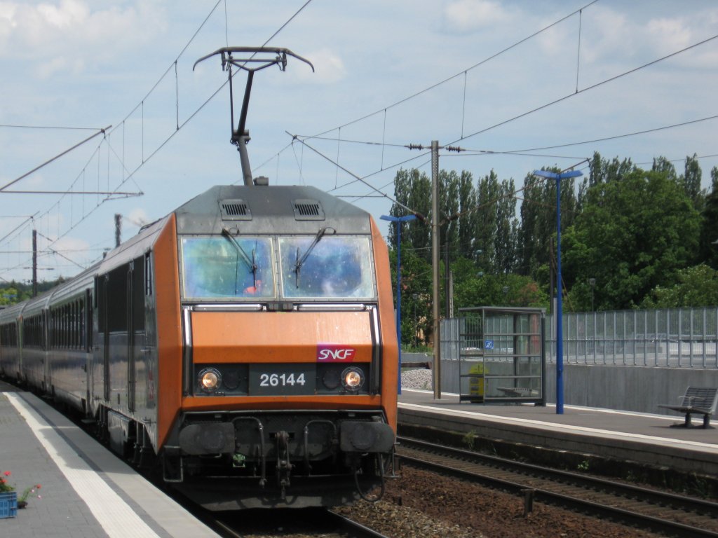 SNCF 25 144 am 12.06.2009 mit dem GrandTER unterwegs von Strasbourg nach Nancy. Hier bei der Einfahrt in den Bahnhof Saverne.