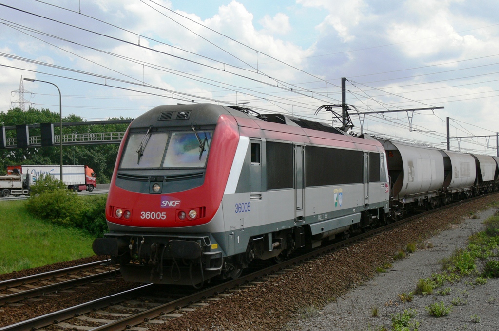 SNCF 36005 mit Getreidewagen, Aufnahme am 20.05.2009 in Bahnhof Antwerpen-Luchtbal