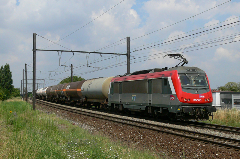 SNCF 36005 mit kurzen Kesselwagenzug am 04.07.2009 in Mortsel