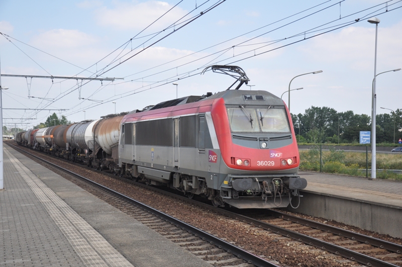 SNCF 36029 mit einen kurzen gemischten Gterzug in Bahnhof Antwerpen-Luchtbal am 11.08.2012