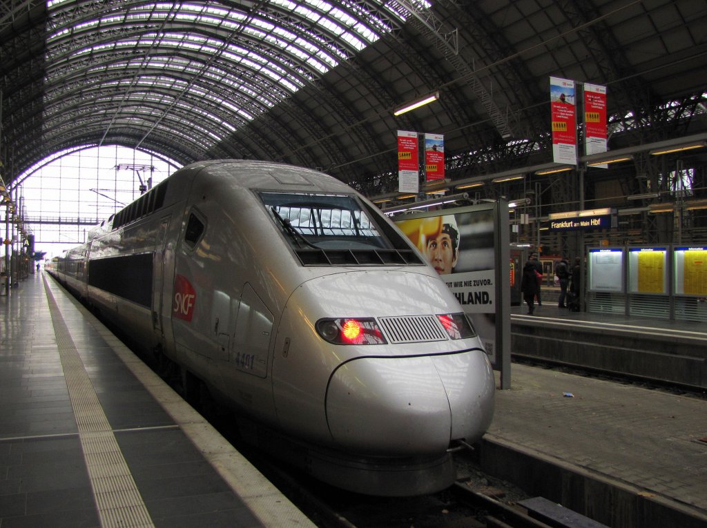 SNCF 4401 (TGV 384001) als TGV 9553 aus Paris Est, in Frankfurt (M) Hbf; 20.12.2011