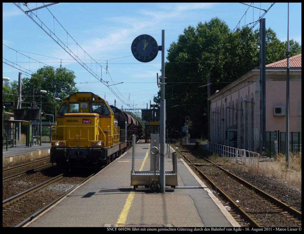 SNCF 669296 fhrt mit einem gemischten Gterzug durch den Bahnhof von Agde (16.08.2011)