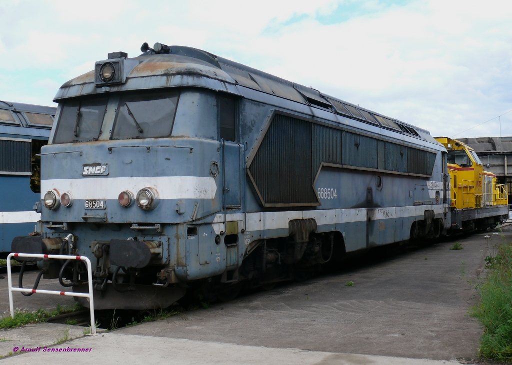 SNCF A1A-A1A 68504 ist eine der ltesten noch existierenden Loks aus ihrer Reihe.
Die SNCF hat die 1660 kW starken dieselelektrischen Loks der Reihe 68000/68500 von 1963-1968 in Dienst gestellt.
Mit 105-106 Tonnen Gewicht waren sie zu schwer fr eine vierachsige Lok. 
Daher wurden diese Loks zur Begrenzung der Achslast sechsachsig mit der eher ungewhnlichen Achsfolge (A1A)´(A1A)´ gebaut.
Die letzten Loks dieser Reihe sind heute noch fr die Division Infrastructure der SNCF unterwegs.
20.06.2010 Culmont-Chalindrey 