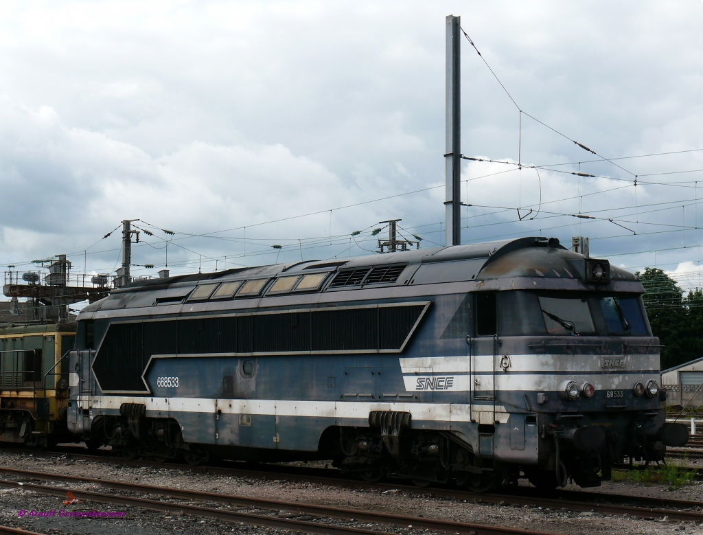 SNCF A1A-A1A 68533
Die SNCF hat die 1660 kW starken dieselelektrischen Loks der Reihe 68000/68500 von 1963-1968 in Dienst gestellt.
Mit 105-106 Tonnen Gewicht waren sie zu schwer fr eine vierachsige Lok. 
Daher wurden diese Loks zur Begrenzung der Achslast sechsachsig mit der eher ungewhnlichen Achsfolge (A1A)´(A1A)´ gebaut.
Die letzten Loks dieser Reihe sind heute noch fr die Division Infrastructure der SNCF unterwegs.
20.06.2010 Culmont-Chalindrey 