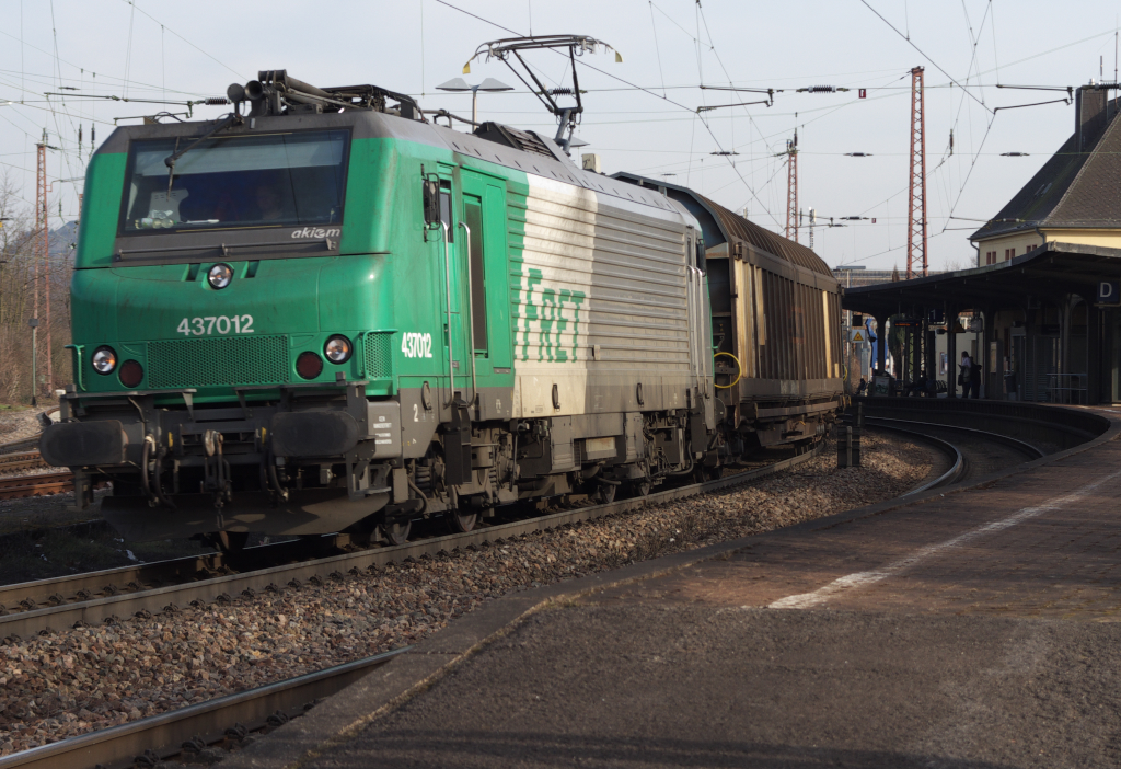 SNCF (Akiem) Fret 4 37012 mit (saarrail) Gterzug aus Vlklingen mit Stahlerzeugnissen (Drahtrollen + Stahlstbe)durch Saarlouis.
KBS 685 am 05.03.2013
