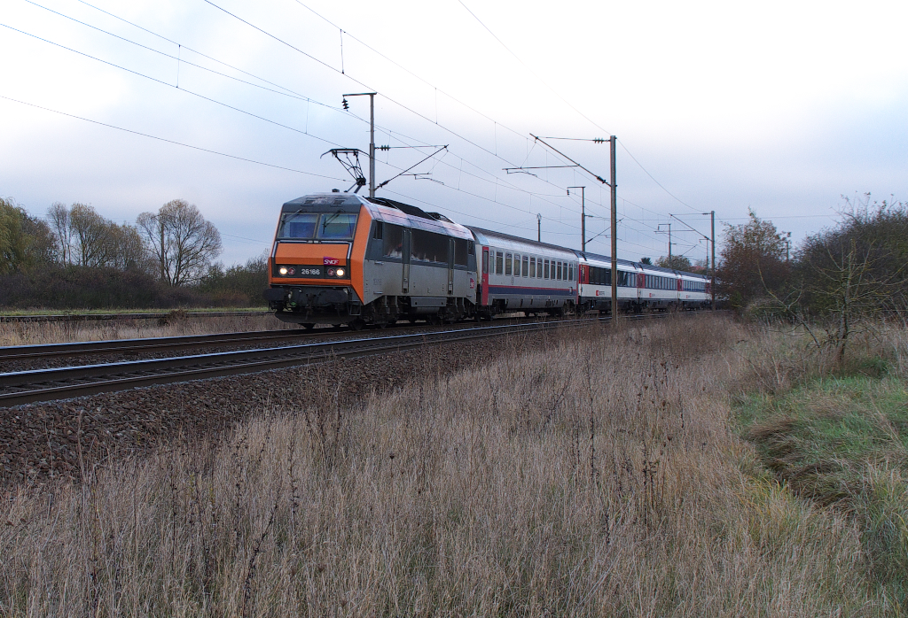 SNCF BB 26166 durchfhrt mit IC Basel - Brssel den Ort Courcelles - Sur - Nied in Richtung Metz. 06.11.2012