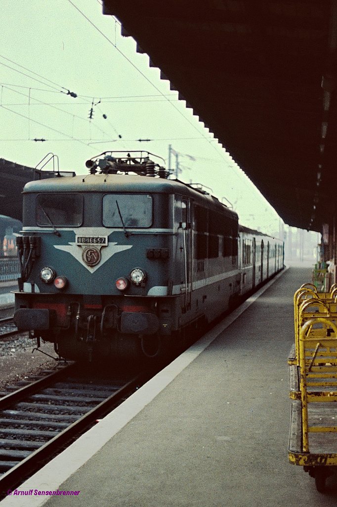 SNCF-BB16657 damals im Straburger Hauptbahnhof.

Dezember 1983  Strasbourg Gare 


Scan ab Negativ
