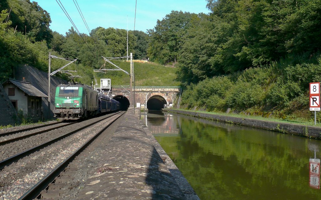 SNCF BB27086 fhrt mit einem Gterzug am Tunnelausgang in Arzviller, der parallel zum Rhein-Marne-Kanal liegt, gen Westen.

15.07.2011 Arzviller