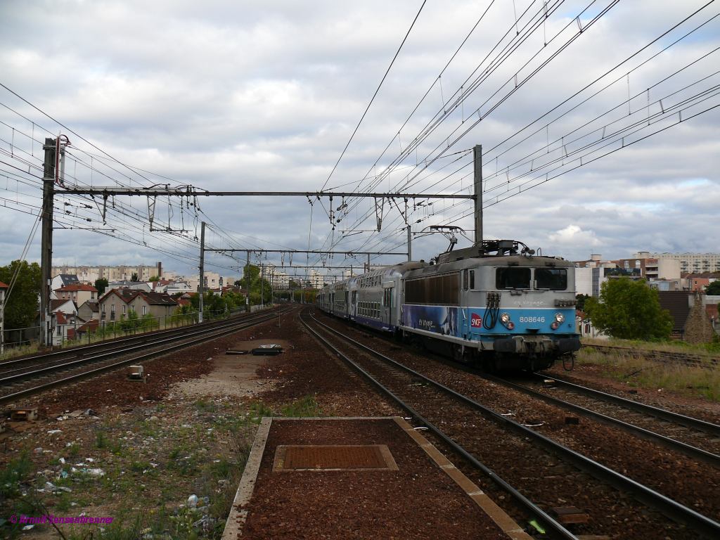 SNCF BB8646 ist mit Doppelstockwagen des Typs VB2N im Vorortverkehr als RER von Paris-Montparnasse in Richtung Versailles unterwegs. Dies war die letztgebaute Lok von 146 Loks der Reihe BB8500, die zurzeit auer Dienst gestellt wird.
2012-10-05 Clamart