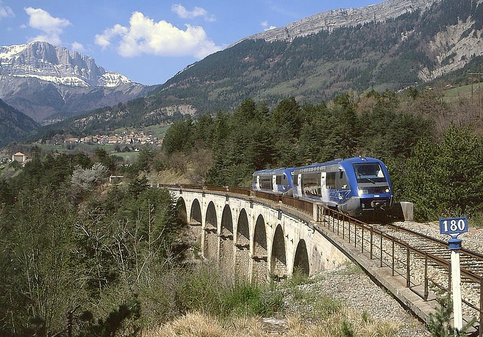 SNCF  Blauwale  x73709 und x73665 auf dem Weg von Veynes nach Grenoble. Bei St.Michel les Portes passiert das Gespann am 16.04.2007 mit Regionalzug ter85662 einen der zahlreichen Viadukte der Strecke.