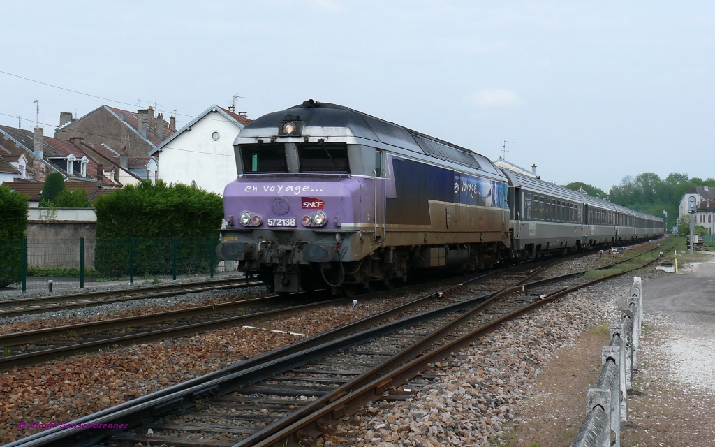 SNCF CC72138 fhrt mit Intercit von Mulhouse nach Paris-Est auf der franzsischen Ostbahn in Lure ein.
08.05.2010 Lure 
