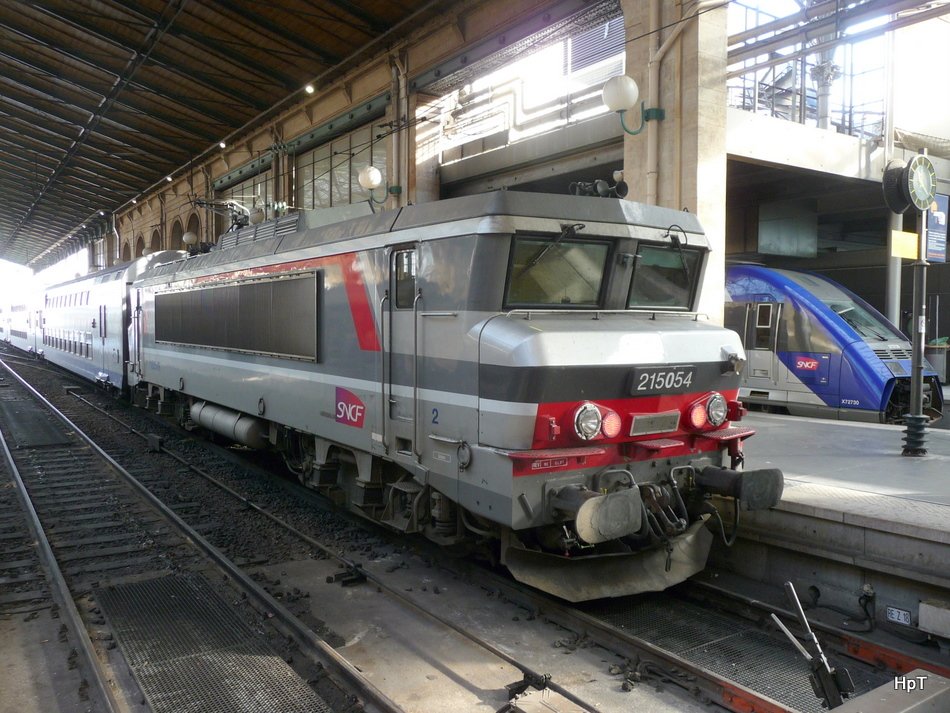 SNCF - E-Lok  215054 in Paris im Bahnhof Gare du Nord am 17.10.2009