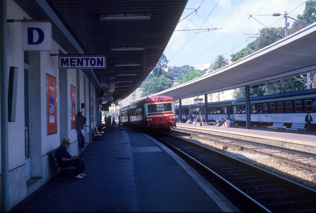 SNCF: Ein Triebzug der Reihe X 8500 (XR 8542) hlt im Juli 1986 im SNCF-Bahnhof Menton (Menton Gare SNCF). Der Zug fhrt in Richtung Nizza (Nice Ville).