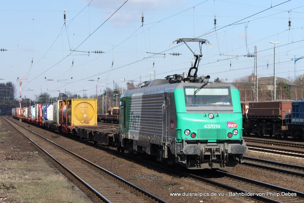 SNCF Fret 437019 fhrt am 6. Mrz 2010 um 13:57 Uhr mit einem Gterzug durch Dsseldorf Rath