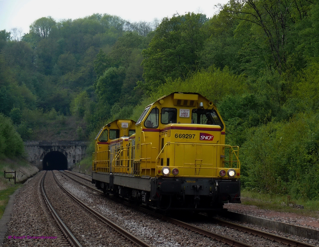 SNCF-Infra-Loks BB69297 und BB69305 unterwegs auf der franzsischen Ostbahn nach Lure.
08.05.2010  Genevreuille-Gare 