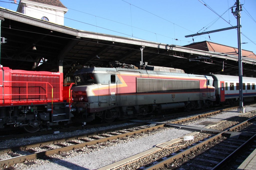 SNCF Lokomotive 15008 wird als IC 90 VAUBAN von Basel SNCF nach Bruxelles Midi im Bahnhof Basel SNCF bereitgestellt aufgenommen am 03.01.2010