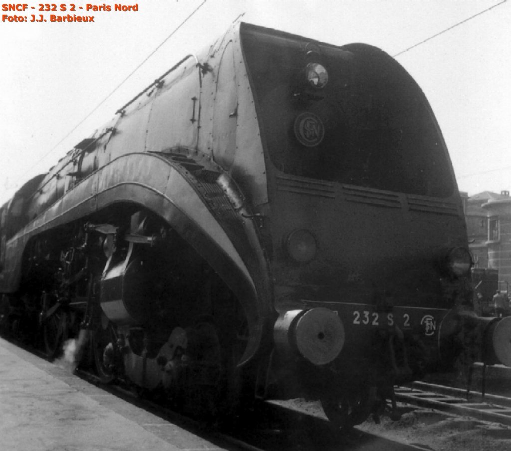 SNCF - Paris Nordbahnhof in 1952 - Eine 232 S konnte man nur auf den Strecken der Rgion Nord treffen.  Sie waren regelmssig auf der Linie nach Jeumont (Belgische Grenze) mit dem Nord Express , spter auch mit dem Paris-Skandinavien Express zu sehen. Foto : J.J.Barbieux.
