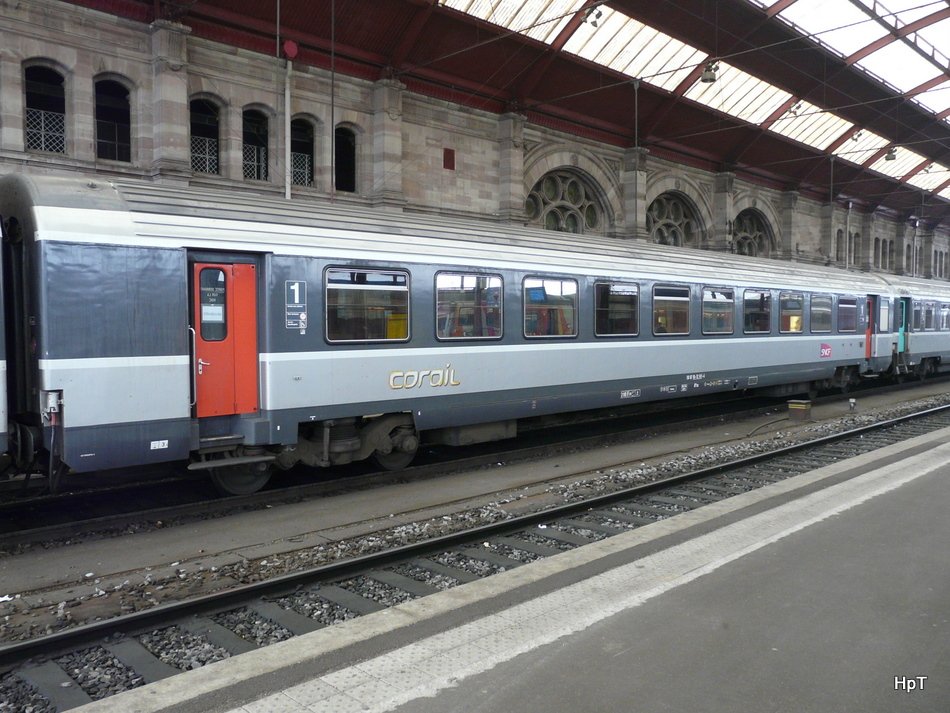 SNCF - Personenwagen 1 KL. Atu 50 87 10-92 141-4 im Bahnhof von Strassburg am 30.10.2009