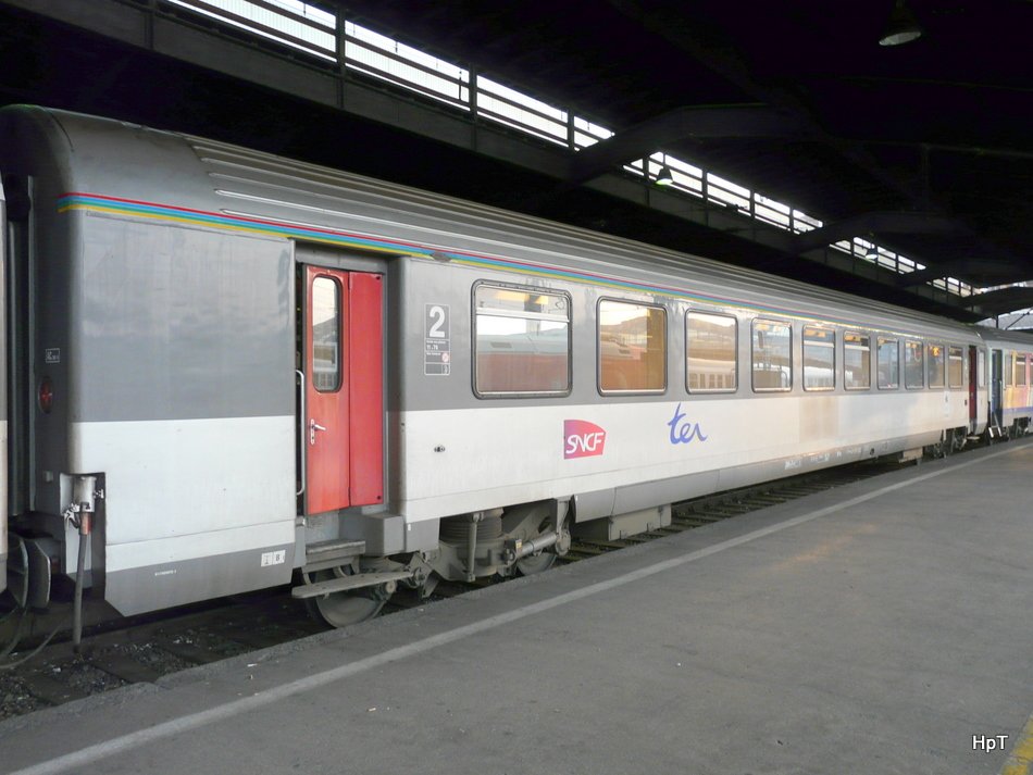SNCF - Personenwagen 2 Kl. Btu 50 87 21-97 535-9 im Bahnhof Basel SNCF am 30.10.2009