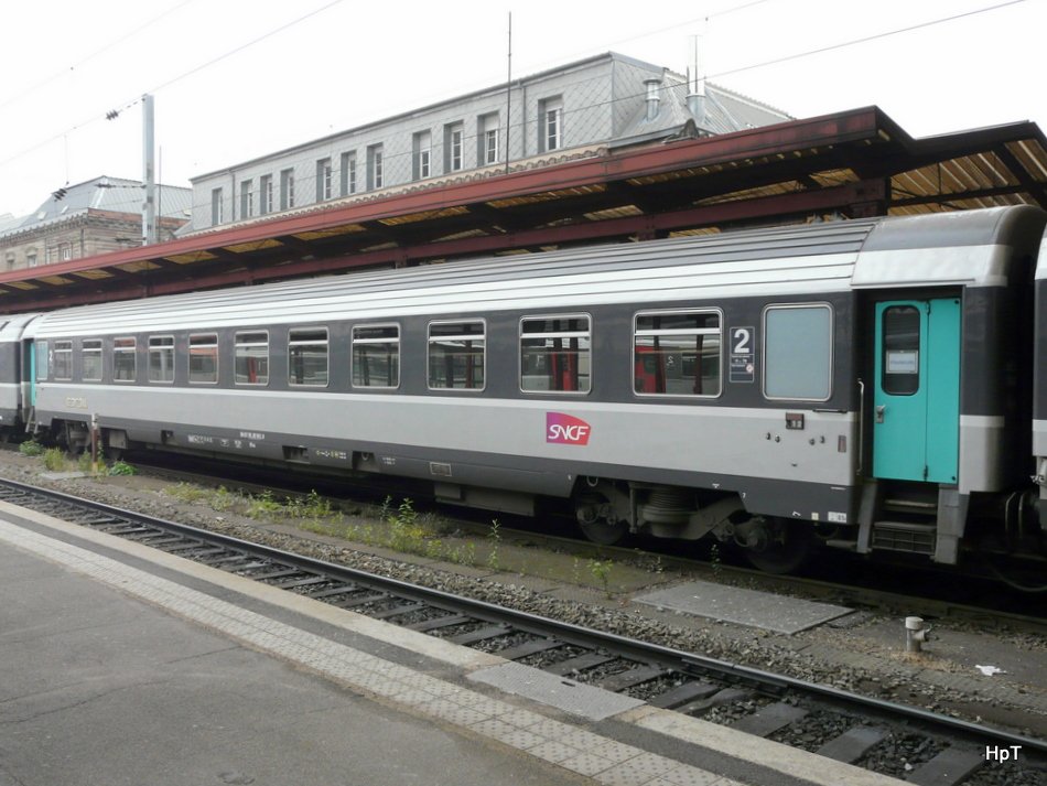SNCF - Personenwagen 2 KL. Bux 50 87 29-92 143-9 im Bahnhof von Strassburg am 31.10.2009