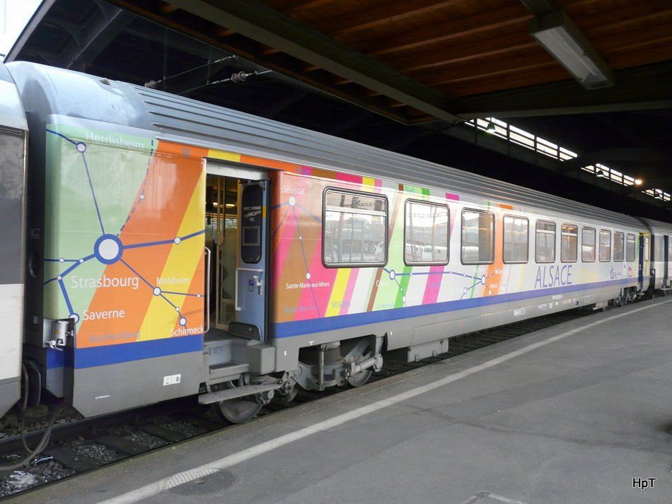 SNCF - Personenwagen 2 KL. Bux 50 87 21-97 519-3 im Bahnhof von Basel SNCF am 31.10.2009
