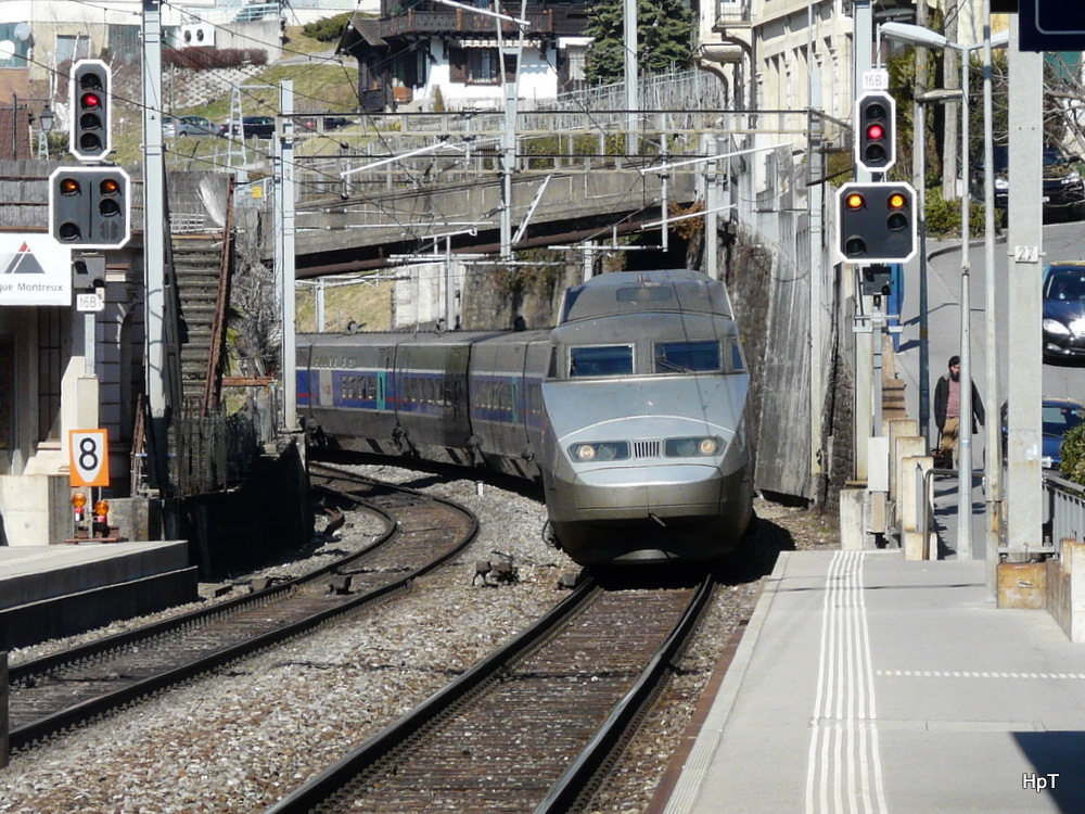SNCF - TGV 111 bei der einfahrt im Bahnhof Montreux am 10.03.2012