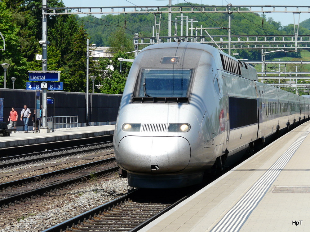 SNCF - TGV  4405 von Basel nach Zrich bei der Durchfahrt im Bahnhof Liestal am 24.05.2010