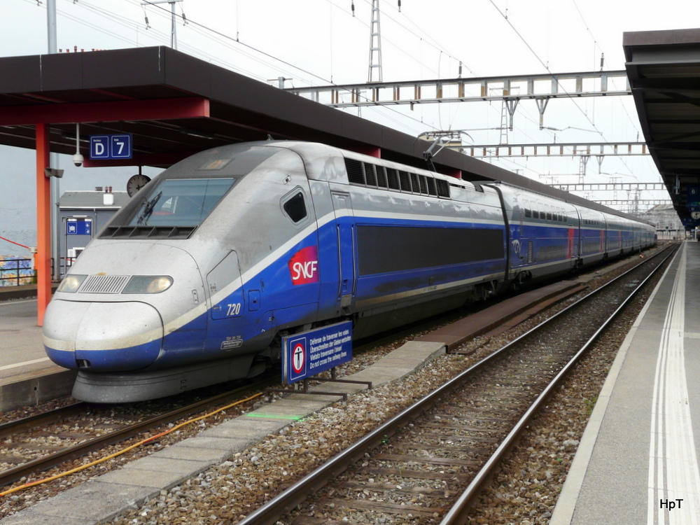 SNCF - TGV 720 Duplex(93 87 00-29 739-4) im Bahnhof von Genf am 08.04.2012