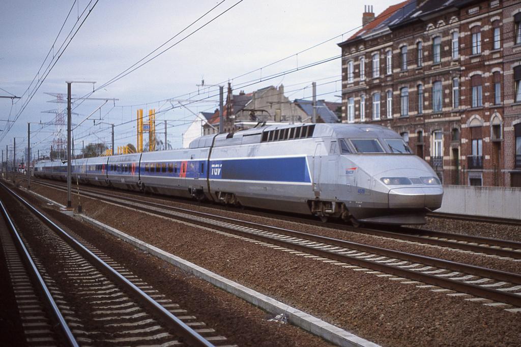 SNCF TGV Atlantik 4519 ist hier bei Ruisbrock am 1.11.1999 um
15.21 Uhr in Richtung Paris unterwegs.