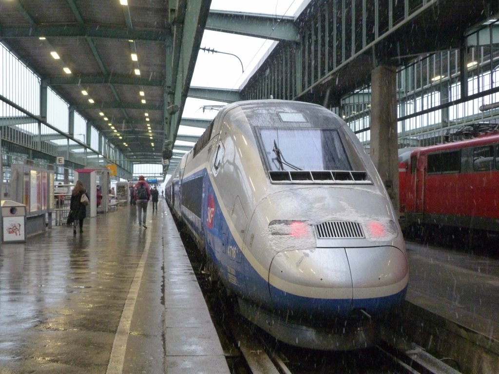 SNCF TGV Duplex 4716 steht am Morgen des 25.03.13 zur Fahrt nach Paris am Hbf in Stuttgart zur Abfahrt bereit!
