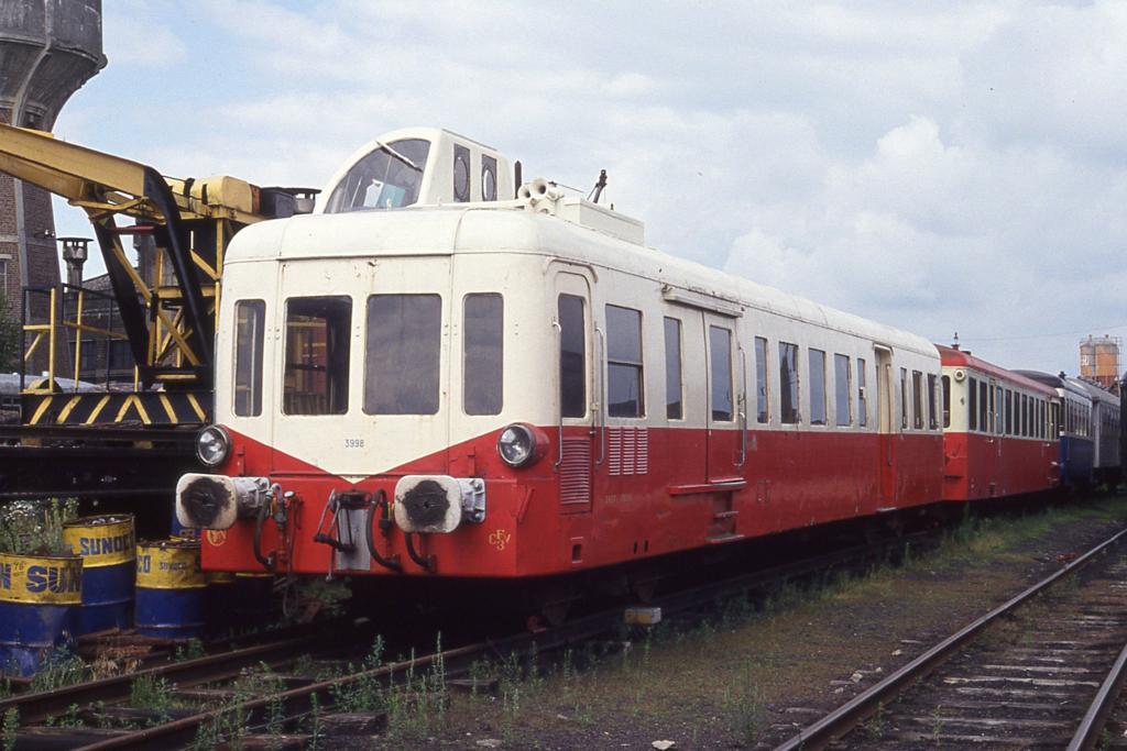 SNCF Triebwagen 3998 sogenannter Picasso XBC
am 10.08.1993 in Mariembourg Eisenbahnmuseum