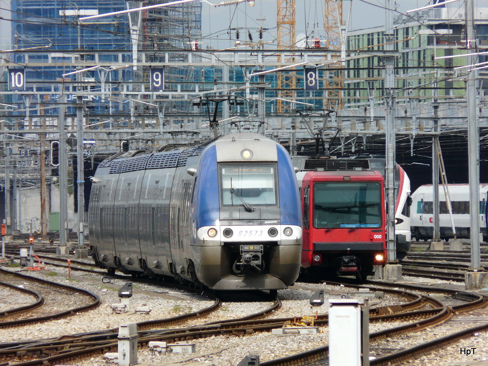 SNCF - Triebzug 82573 abgestellt im Bahnhofsareal von Genf am 08.04.2012 .. Standpunkt des Fotografen auf dem Perron..