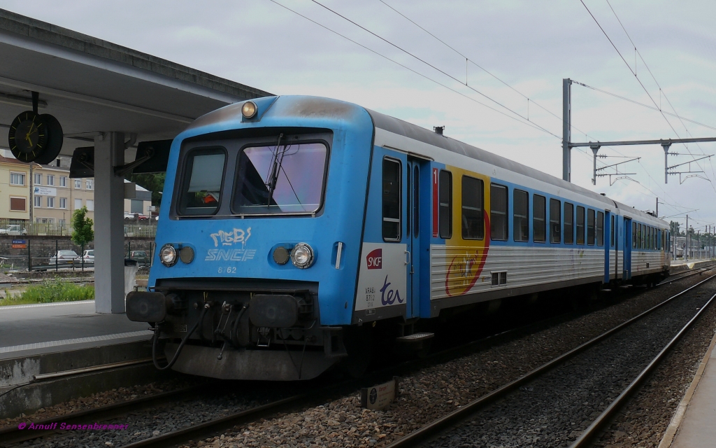 SNCF X 4762+8762 - Dieser Triebzug verkehrt auf der Westseite der Vogesen von Epinal nach Remiremont .
In Lothringen werden diese Caravelle genannten Triebzge immer noch regulr im Regionalverkehr von TER-Lorraine eingesetzt.

19.06.2010 Epinal  
