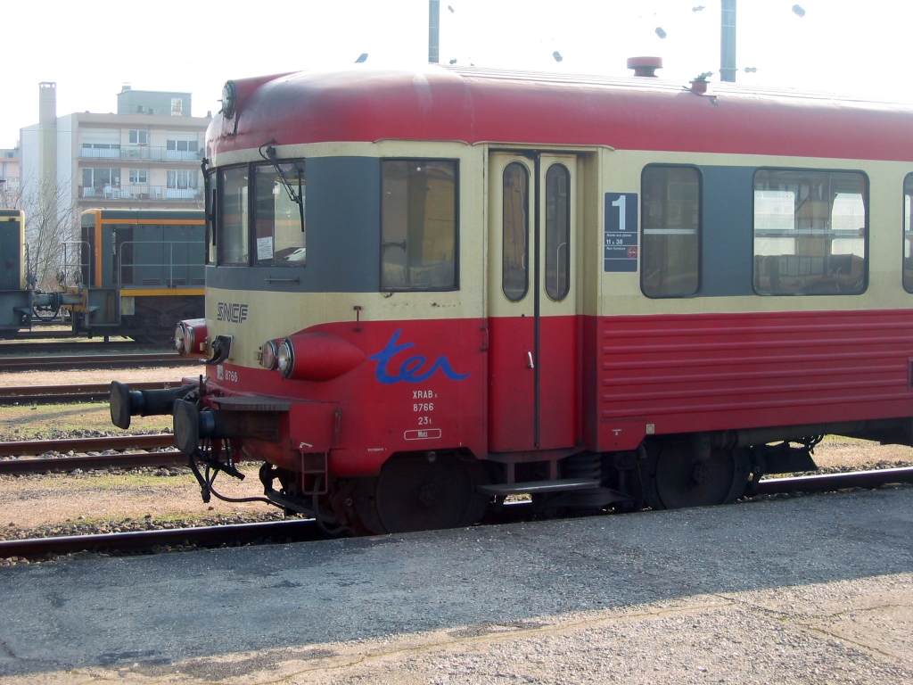 SNCF X 8766 im Hauptbahnhof Metz.  22/2/2003 Foto.