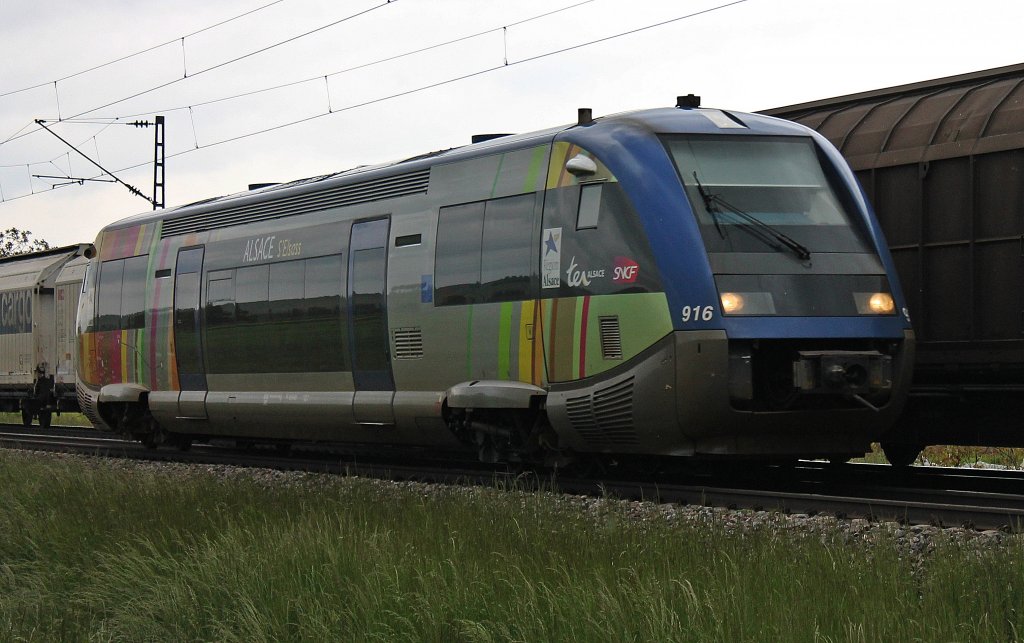 SNCF X73916 als IRE von Mullhouse Ville (F) nach Freiburg (Brsg) Hbf am 23.05.2013 nrdlich von Mllheim (Baden) bei Hgelheim.