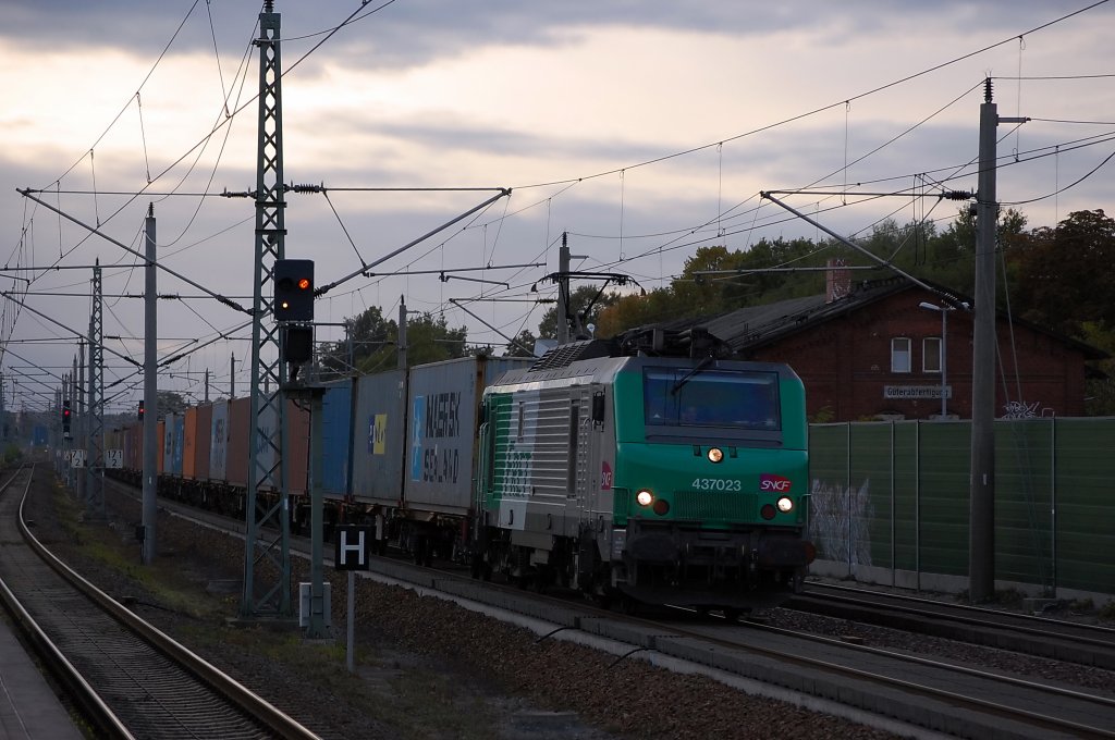 SNCF/ITL 437023 mit einem Containerzug in Rathenow in Richtung Wustermark. 15.10.2010