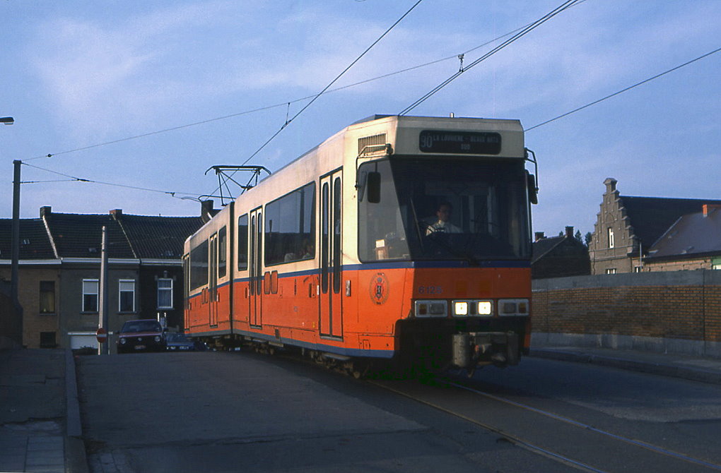 SNCV Tw 6125 auf einer Brcke am Bahnhof La Louvire Sud, 21.05.1991.