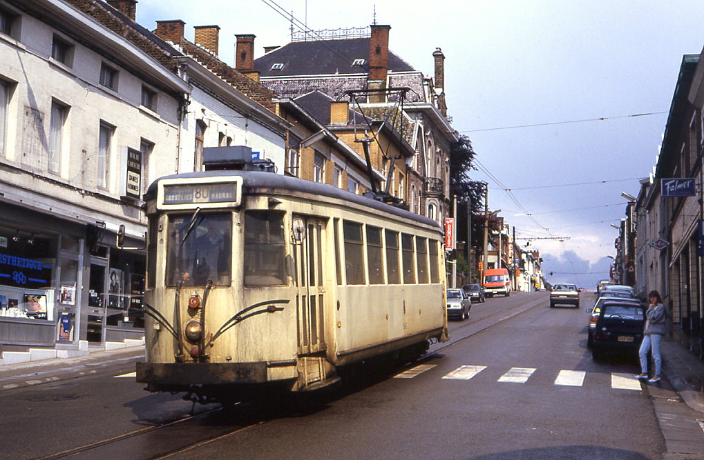 SNCV Tw 9142 in der Rue Rodolphe Delval in Trazegnies, 16.06.1987. Diese Linie wurde noch bis zum April 1988 betrieben, damaliger Endpunkt war bereits Trazegnies, frher ging die linie ducrch bis La Louvire.