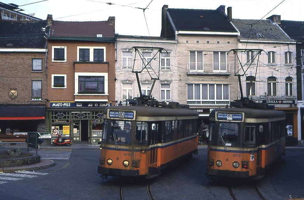 SNCV Tw 9175 und 9178 treffen sich im Ortszentrum von Gosselies, 26.06.1987.